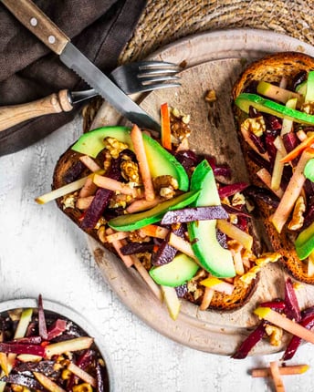 Stulle mit Rote-Beete-Apfel-Salat und Avocado