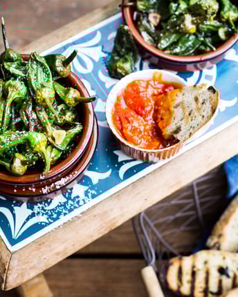 Pimientos de Padrón mit Chili-Dip