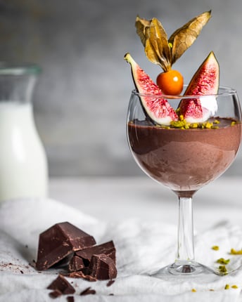 Panna Cotta mit Schokolade im Glas und Physalis und Feigen