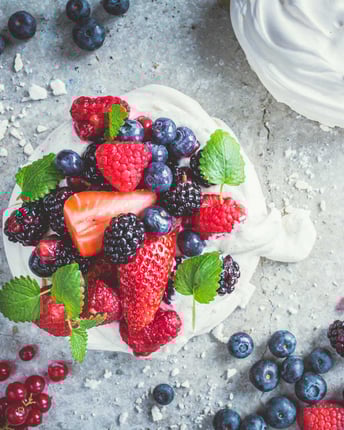 Pavlova mit Beeren