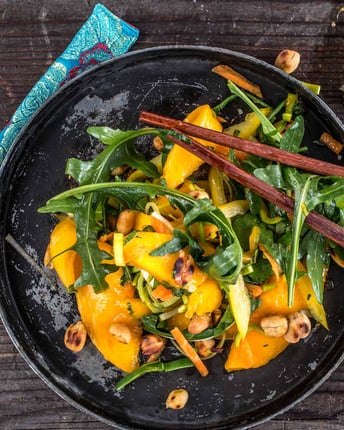 Thailaendischer-Mangosalat-mit-geroesteten-Erdnuessen