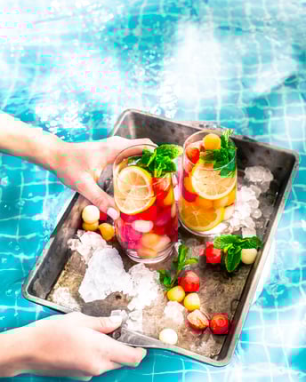 Tequila Drink Mit Bunten Melonen Eiswuerfeln