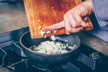 Tortellini Mit Spinat Ricotta Füllung Zwiebeln Anschwitzen