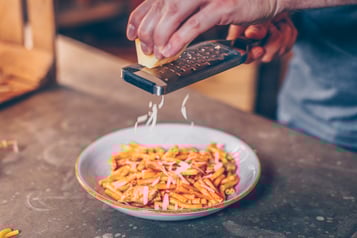 Pecorino-über-Pasta-reiben