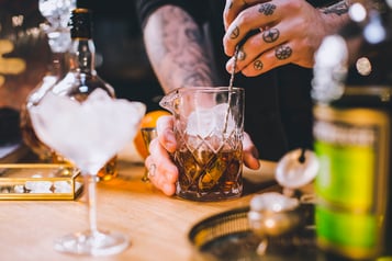 Tipperary Cocktail wird im Rührglas gerührt.