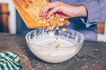 Mascarpone-Eis mit karamellisierten Pinienkernen