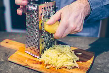 Kartoffeln werden für Rösti trentino  geraspelt