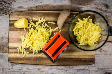 Rösti mit Lachs – Kartoffeln für die Rösti fein reiben