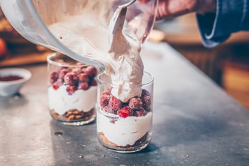 Mascarpone-Creme-auf-Kirschen-verteilen