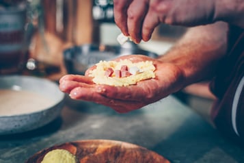 Safranrisotto-mit-Mozzarella-und-Schinken-füllen
