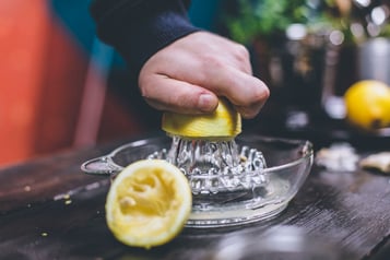 Zitronensaft auspressen für Erbsenaufstrich