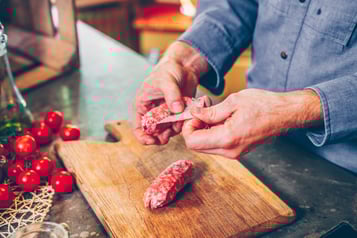 Wurst-aus-dem-Naturdarm-nehmen