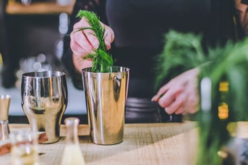 Dill in den Shaker geben