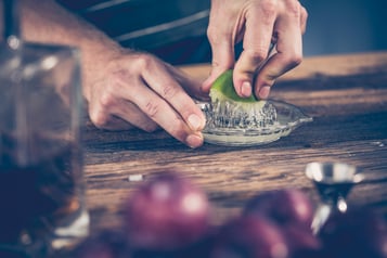 Aprikosen Pflaumen Cocktail Mit Whiskey Limette Auspressen
