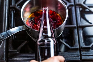 Kirschsaft in einen Topf eingießen und mit karamellisiertem Zucker auf Herd einkochen.