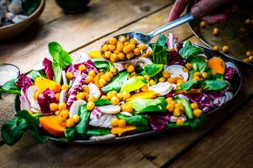 Wintersalat Mit Kichererbsen Salat Anrichten