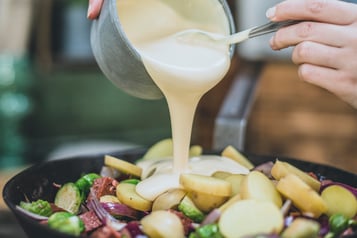 Rosenkohlauflauf Mit Sauce Hollandaise Uebergiessen