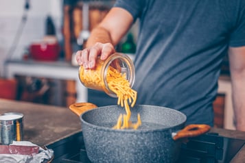 Pasta-in-gesalzenes-Wasser geben