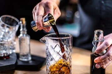 Wodka Cocktail Mit Kaffee Infusion Zutaten Mit Eiswürfeln Kalt Rühren Step3