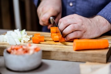 Surf-n-Turf-Suppe - Möhren schneiden