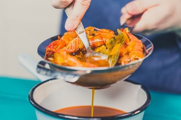 Bouillabaisse abgiessen