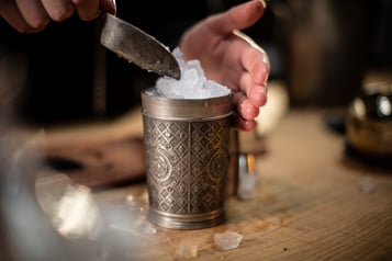 Becher mit Crushed Ice füllen