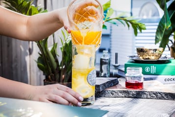 Den Drink mit Orangensaft auffüllen