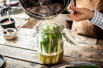Eingelegte Frühlingszwiebeln: Glas befüllen