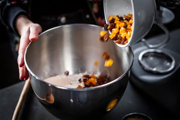 Zutaten für Cross Buns werden in eine Schüssel gegeben.