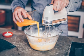 Organensaft wird in den Teig für Torta all'arancia gegeben