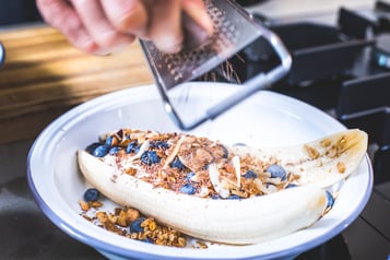 Bananen Split Mit Granola Schokolade Reiben