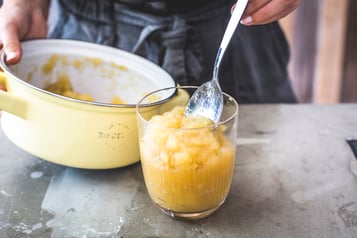 Apfel Zimt Kompott Mit Vanillesauce Anrichten