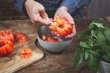 Ochsenherztomaten mit Löffel aushöhlen