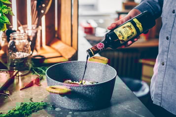 Balsamico-Essig-in-Topf-geben