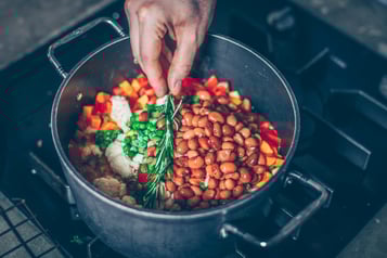 Minestrone Con Verdure Rosmarin In Topf Geben