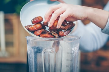 Raw Granola Mit Mandelmilch Datteln In Den Mixer Geben