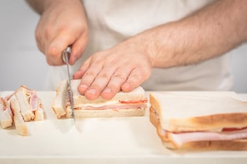 Schinken Sandwich Rand Abschneiden