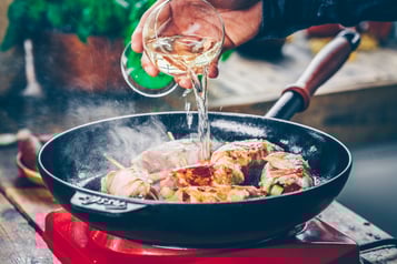 Pancetta-Röllchen mit Weißwein ablöschen