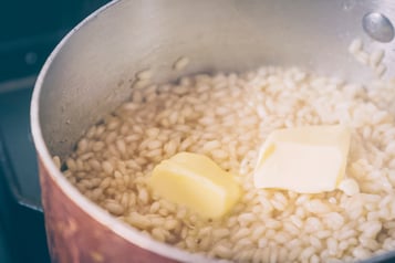 Butter mit Risottoreis in Topf