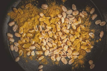 Erdnüsse mit Curry rösten