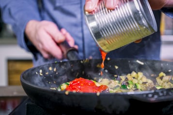 Füllung für vegetarische Mini-Calzoni wird Tomaten abgelöscht