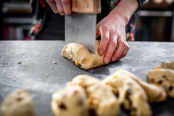 Hot Cross Buns werden geteilt