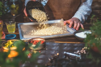 Halva Mit Gehackten Pistazien Und Rosa Pfeffer Mandeln Auf Blech Geben