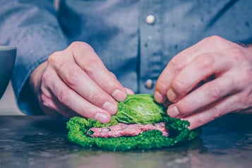 Wirsingblätter-mit-Hackfleisch-einrollen