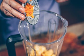 Orangenabrieb in Standmixer