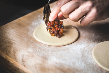 Dumplings mit Schweinebauch füllen