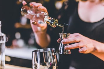 Klassischer Espresso Martini Step Zuckersirup Abmessen