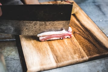 Schweinebauch schneiden