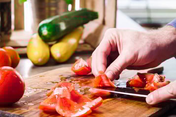Kerngehäuse wird aus Tomaten für die Gemüselasagne entfernt
