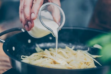 Tagliatelle mit Sahne ablöschen